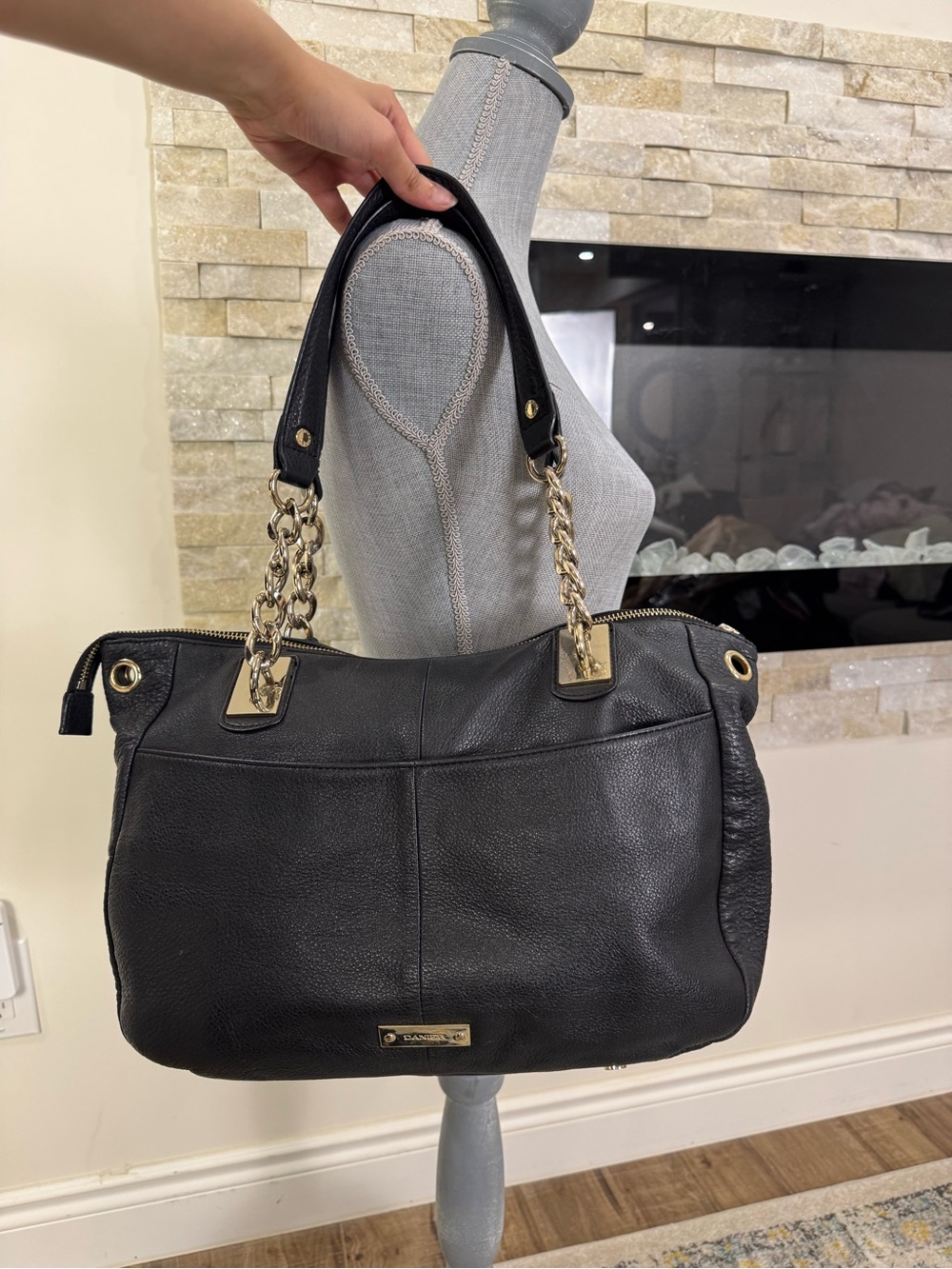 Danier Black Leather Shoulder Bag with Gold Chains - Picture 8 of 13